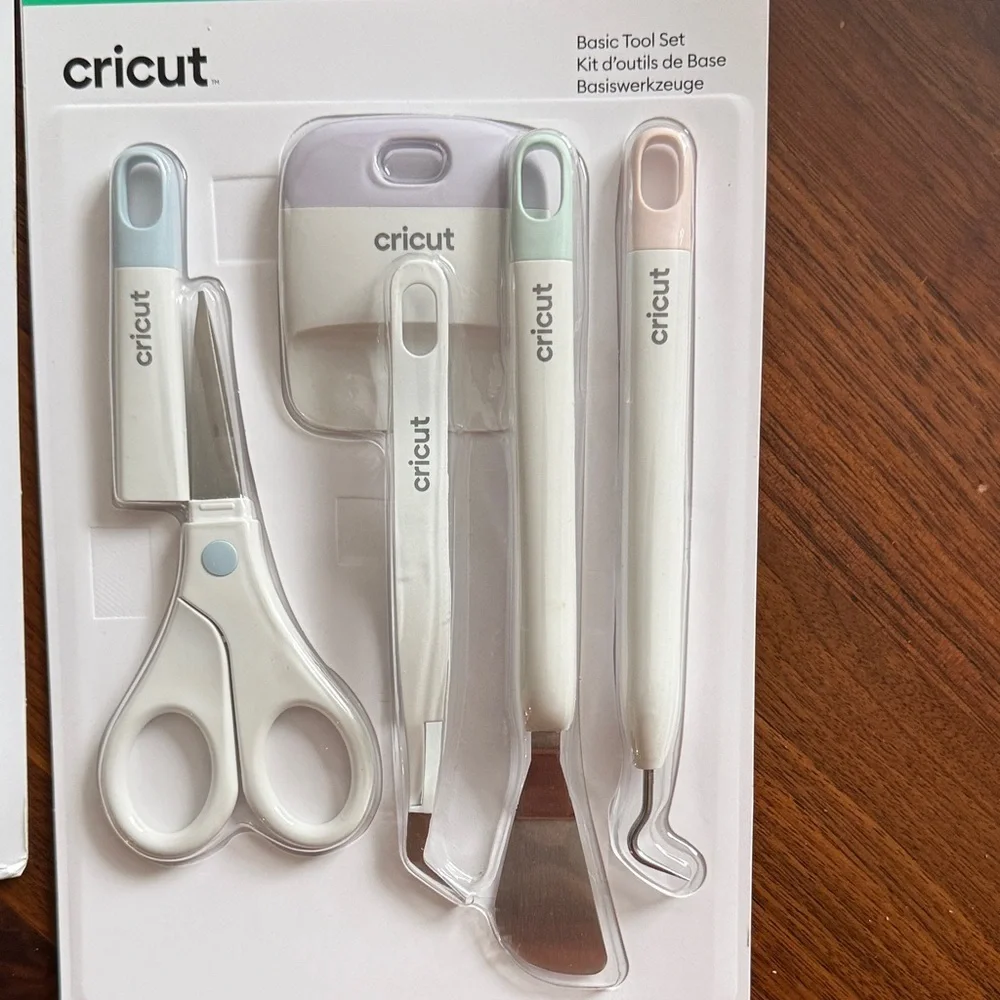Cricut Craft Tool Bundle - new! - Picture 2 of 4